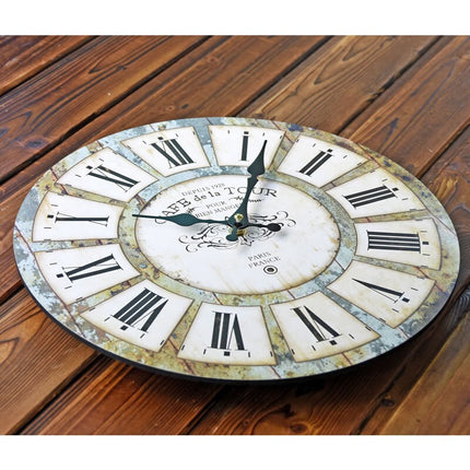 Wanduhr mit römischen Ziffern im Café-Stil