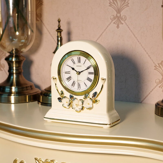 Weiße klassische Tischuhr mit Golddekor