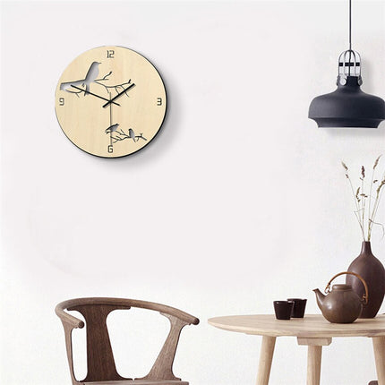 Wanduhr aus Holz mit Vogelmotiv