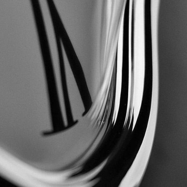 Schmelzende Uhr im Salvador Dalí Stil