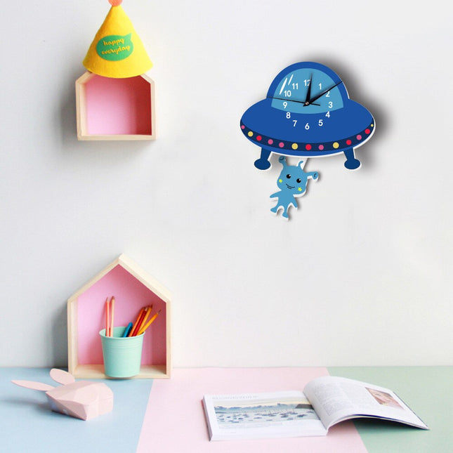 Wanduhr für Babyzimmer Ufo mit Alien