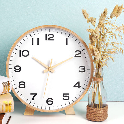 Minimalistische Tischuhr aus hellem Holz