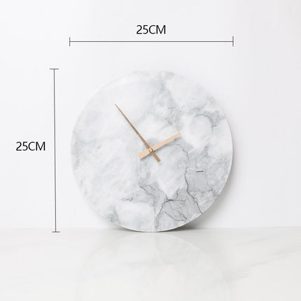 Minimalistische Wanduhr in weißer Marmor-Optik