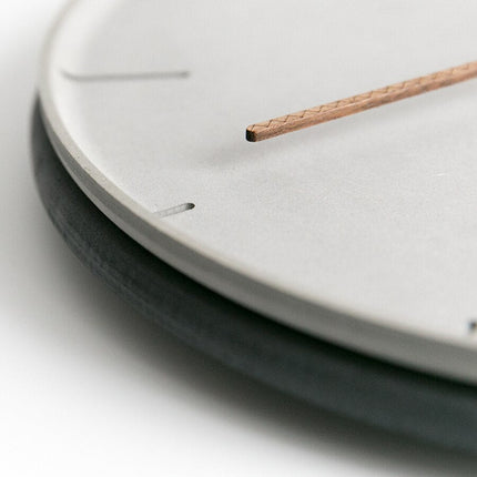 Minimalistische graue Wanduhr schlichtes Design