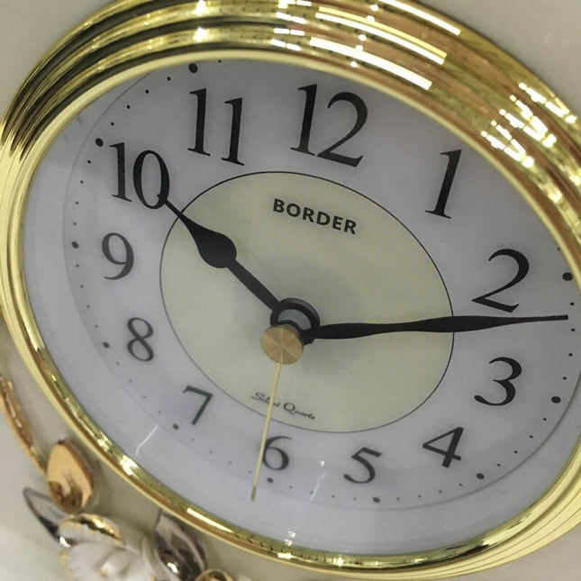 Weiße klassische Tischuhr mit Golddekor