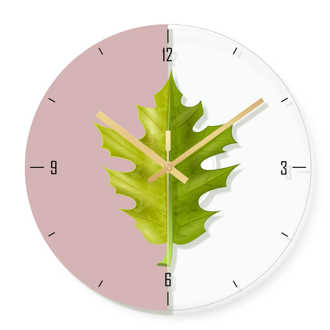 Moderne Wanduhr mit goldenem Blattmotiv