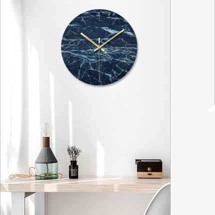 Runde Wanduhr in blauer Marmor-Optik