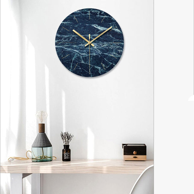 Runde Wanduhr in blauer Marmor-Optik