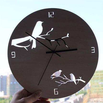 Wanduhr aus Holz mit Vogelmotiv