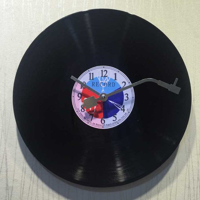 Schallplattenuhr im Plattenspieler Retro Design