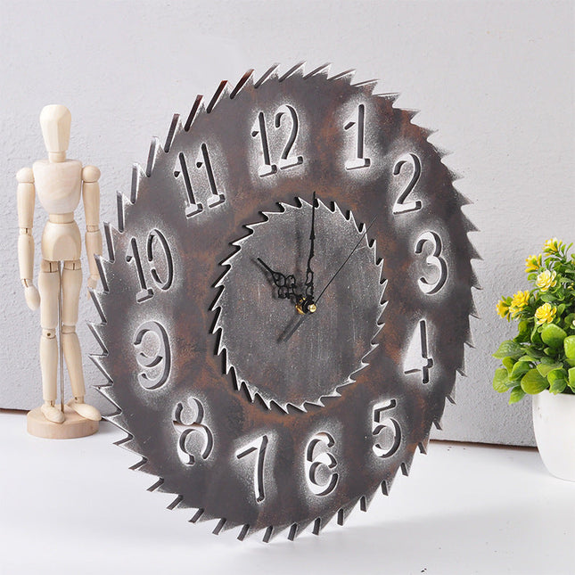 Wanduhr im Sägeblatt-Design für Werkstatt