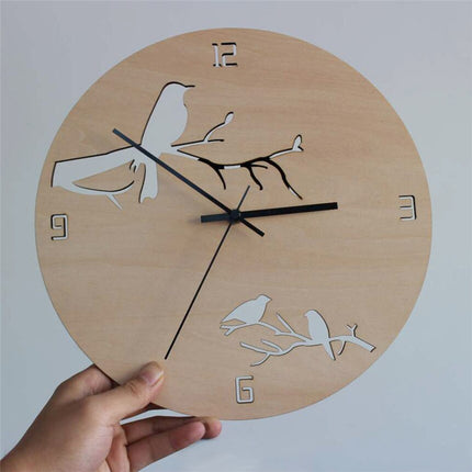 Wanduhr aus Holz mit Vogelmotiv