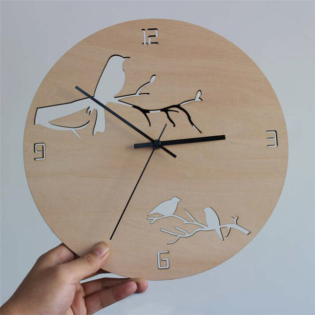 Wanduhr aus Holz mit Vogelmotiv