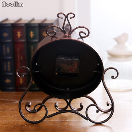 Klassische Vintage Tischuhr mit Metallgestell