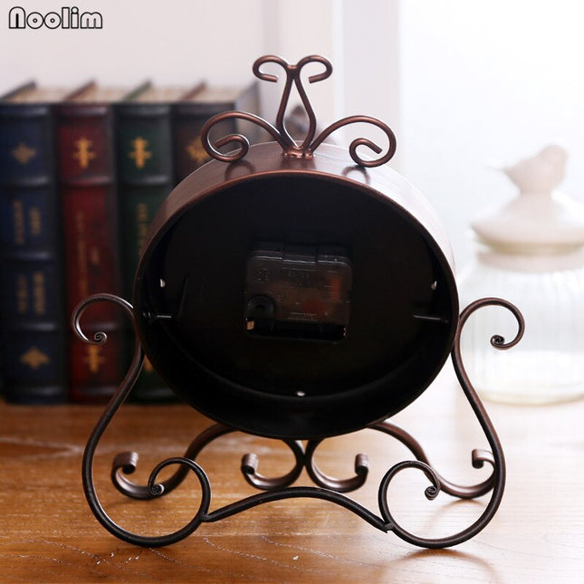 Klassische Vintage Tischuhr mit Metallgestell