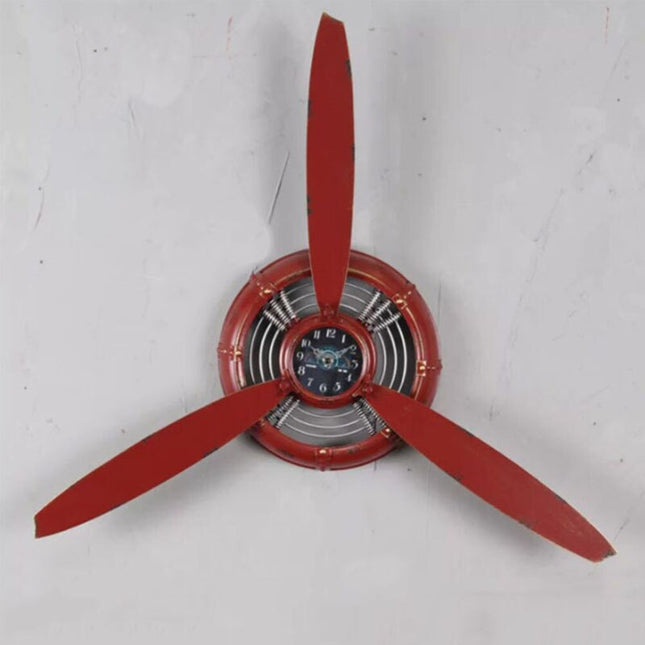 Wanduhr im Design eines Flugzeugpropellers