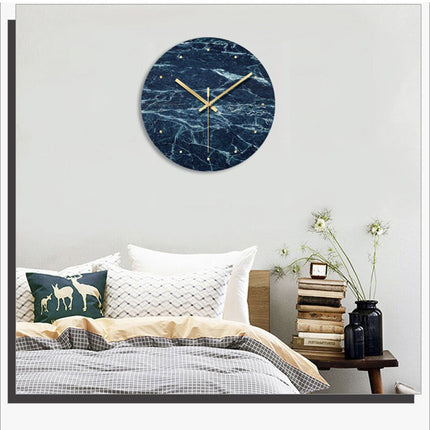 Runde Wanduhr in blauer Marmor-Optik
