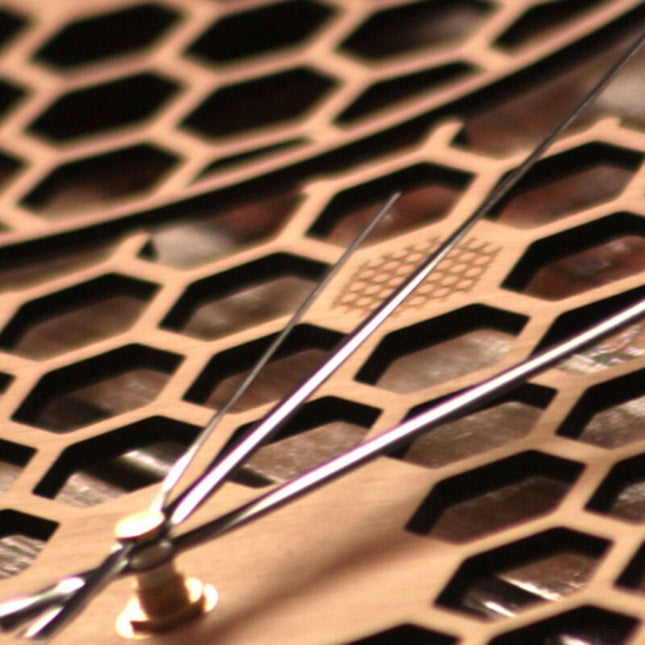 Wanduhr Holz mit Wabenmuster Design