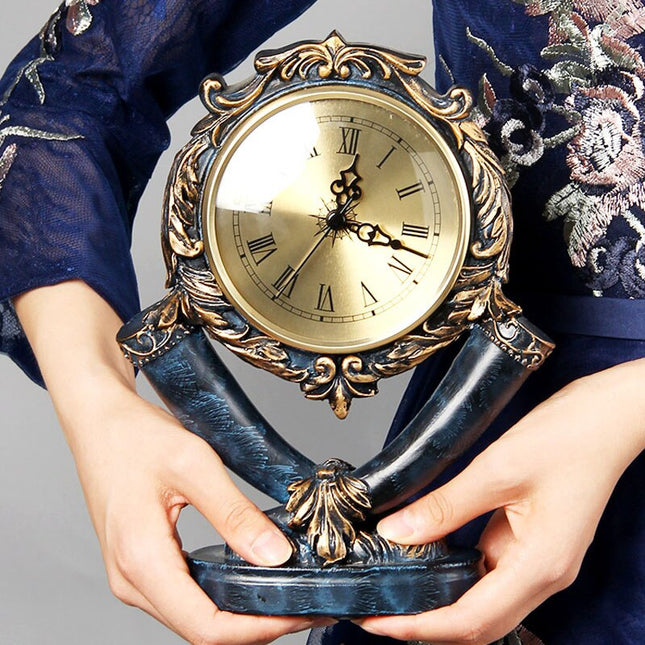 Elegante goldene Tischuhr im Vintage-Stil