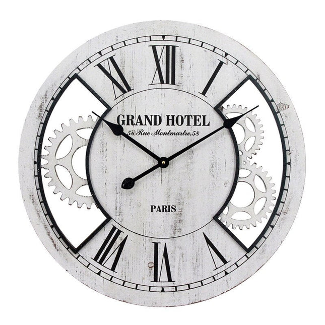 Wanduhr aus Holz im Landhausstil