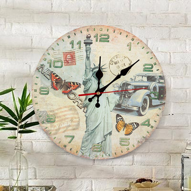 Originelle Wanduhr mit niedlichen Eulen