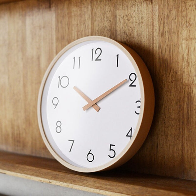 Skandinavische Wanduhr mit Holzrahmen rund