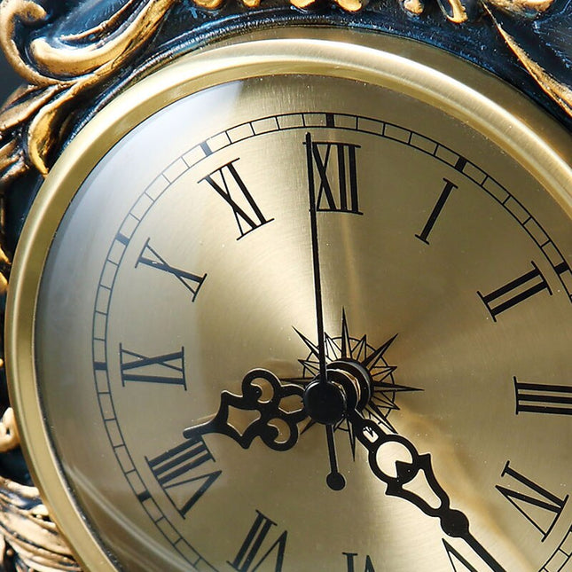 Elegante goldene Tischuhr im Vintage-Stil