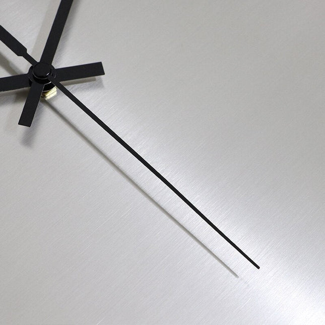 Moderne Wanduhr aus gebürstetem Metall