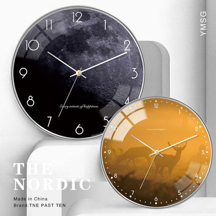 Gewölbte Wanduhr im nordischen Stil