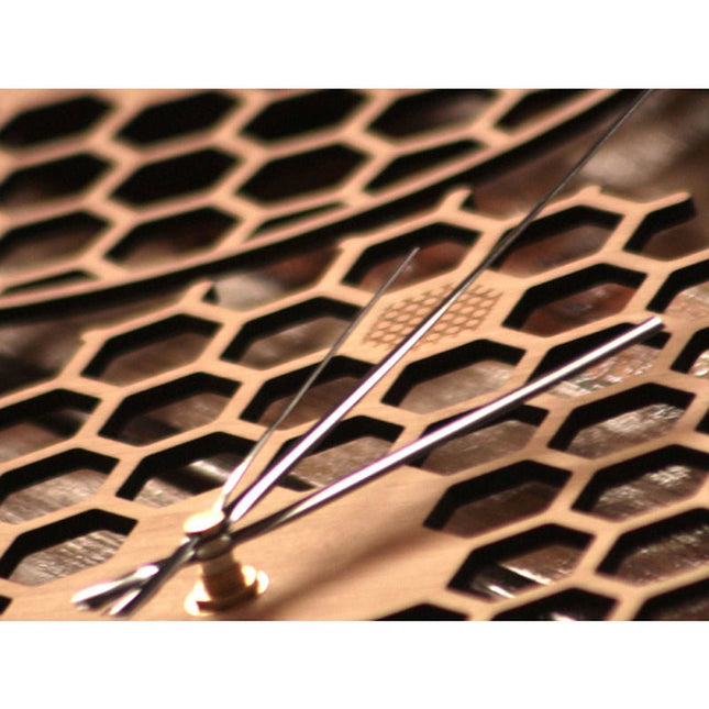 Wanduhr Holz mit Wabenmuster Design