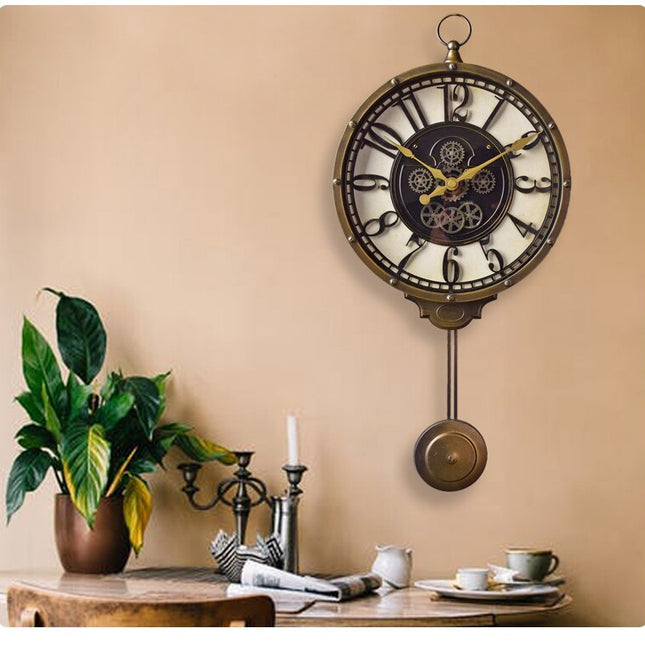 Antike Wanduhr mit Pendel Retro