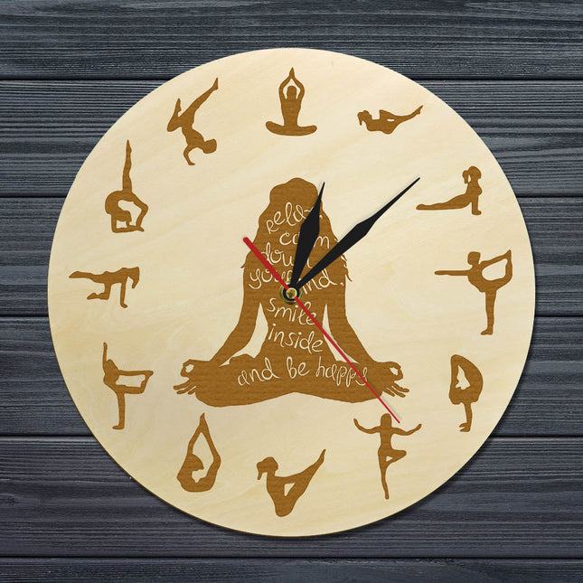 Wanduhr aus Holz mit Yoga-Posen