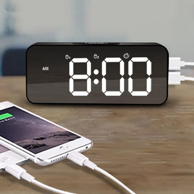 Design Digitalwecker mit großer Spiegelfläche