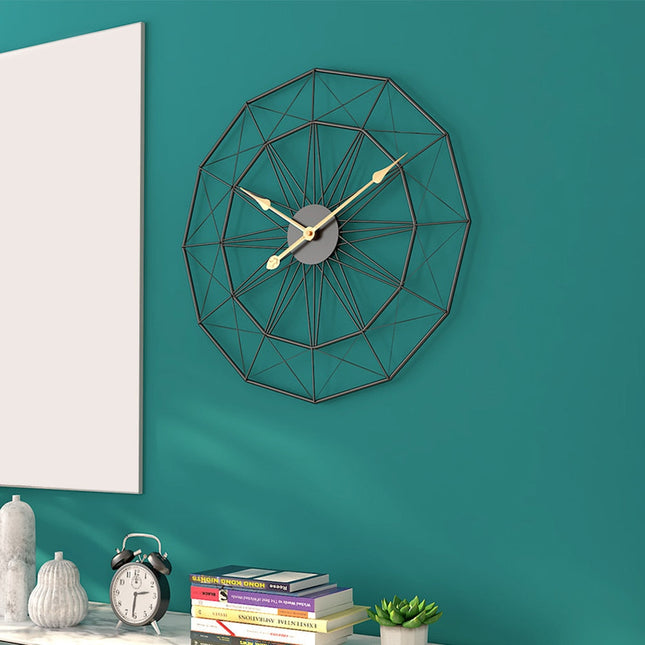 Große geometrische Wanduhr aus Metall