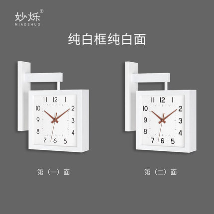 Quadratische Wanduhr aus hellem Holz