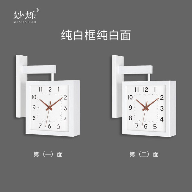 Quadratische Wanduhr aus hellem Holz