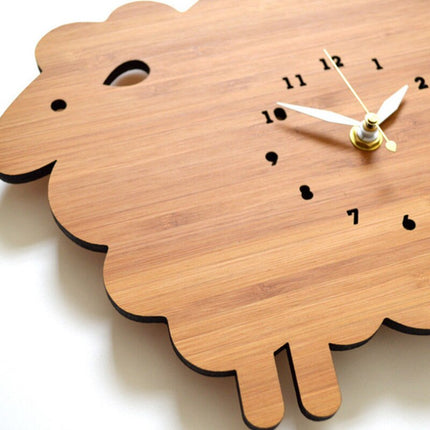 Wanduhr aus Holz als Schaf fürs Kinderzimmer