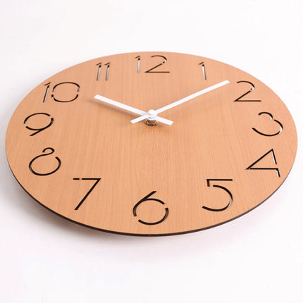 Schwarze Wanduhr Holz mit ausgeschnittenen Zahlen