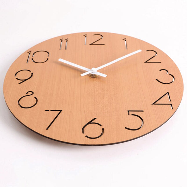 Schwarze Wanduhr Holz mit ausgeschnittenen Zahlen