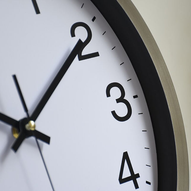 Einfache Wanduhr mit Metallrahmen klassisch