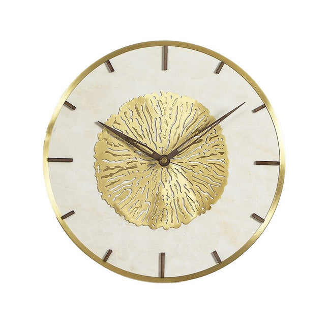 Elegante goldene Wanduhr mit abstraktem Design