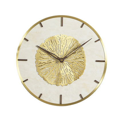 Elegante goldene Wanduhr mit abstraktem Design