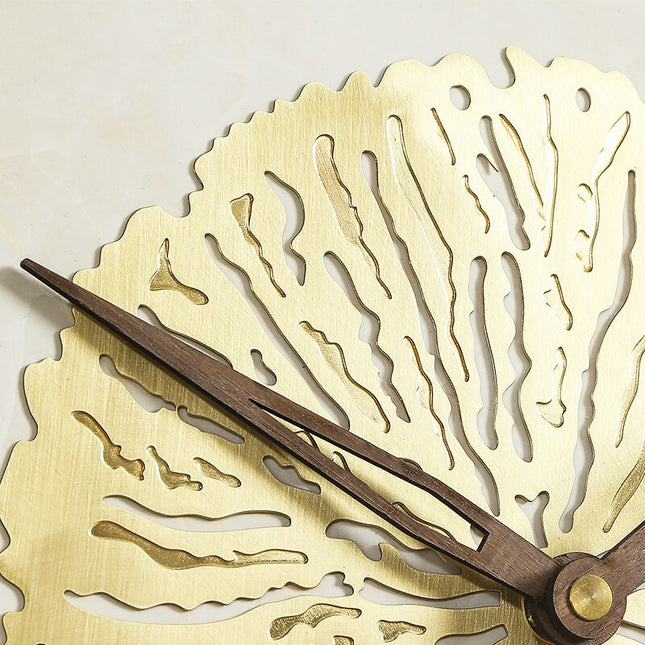 Elegante goldene Wanduhr mit abstraktem Design