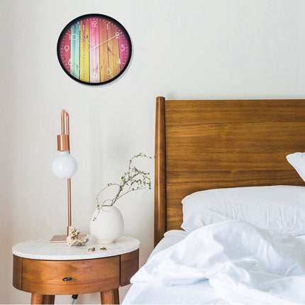 Bunte Wanduhr in farbiger Holzoptik