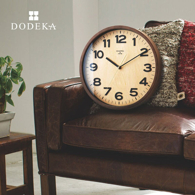 Klassische Wanduhr aus Holz mit Glas