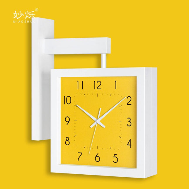 Quadratische Wanduhr aus hellem Holz