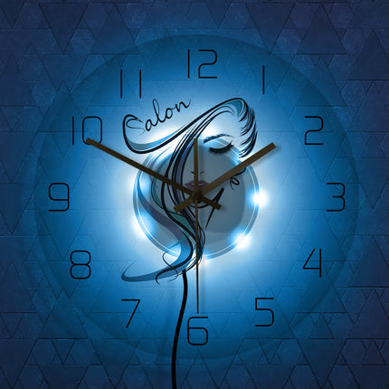 Elegante Wanduhr für den Schönheitssalon
