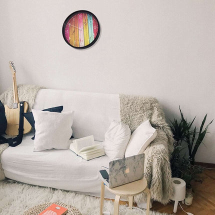 Bunte Wanduhr in farbiger Holzoptik