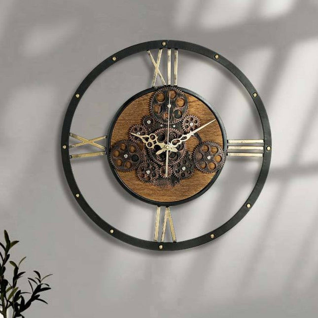 Große Wanduhr mit beweglichen Zahnrädern