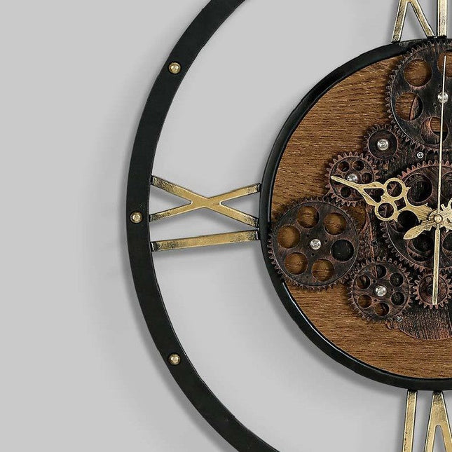 Große Wanduhr mit beweglichen Zahnrädern